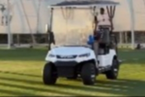 无证上路18岁亚马尔开着高尔夫球车，在球场上炫车技