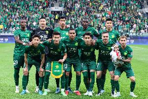 足球报：国安调整防线仍出现低级失误，进攻中展现出更多套路