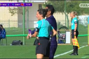 挑战VAR失败！中国女足U17挑战对手禁区手球，主裁回看后驳回