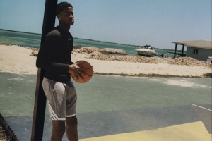 成功不是偶然！埃奇库姆在巴哈马长大时曾用牛奶箱作为篮球架