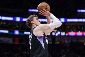 三分始终不开！马尔卡宁半场11中4拿到12分2板 三分仅7中1