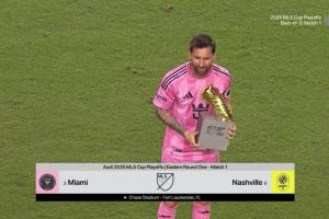 先领个金靴！季后赛首轮开场前，梅西领取常规赛金靴奖杯