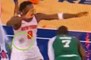 发际线粉蹭掉了！杰伦-布朗的头一通乱蹭 OG球衣一大团黑