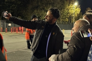 笑容温暖纯真阿莫林在比赛结束后2小时仍在为球迷合影签名