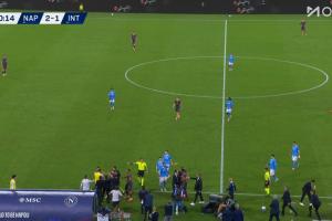 火药味爆了劳塔罗与孔蒂场边爆发冲突，被拉开后仍隔空对喷