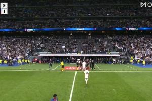 全场起立鼓掌！姆巴佩第90分钟被贡萨洛换下，与阿隆索击掌致意