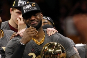 詹姆斯：我在骑士热火湖人都应该得到5亿合同 我在这三队都夺冠了