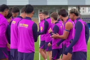 好消息！莱万、奥尔莫恢复合练，队友们拍打仪式欢迎