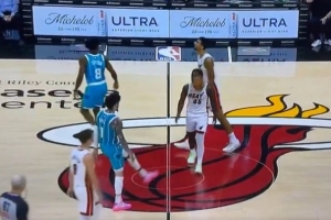 这松弛感没谁了！三球秀脚法直接“爆头”小米切尔 队友看懵了