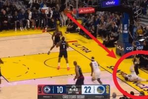 被推飞摔出底线！库里空切接球秀手法反篮擦板打进！