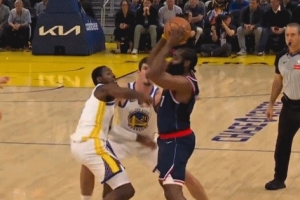 我冤枉！哈登强突库明加抛投打成2+1 库明加大喊&一脸不可思议