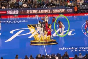 满脸问号？乌布雷与奎塔跳球 恩比德低头与小白聊天