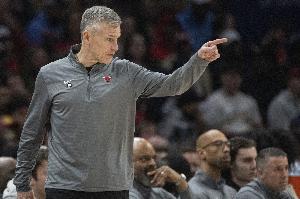 多诺万：尼克斯今夏没有联系我&他们找了公牛管理层 我有责任留下