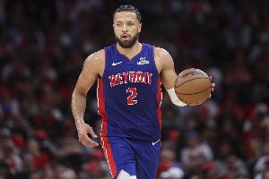 状态一般！康宁汉姆上半场9中4拿到8分4篮板8助攻 正负值-9