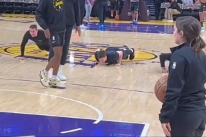 搁这赌球呢东契奇半场三分一击命中 三位助教老实做俯卧撑