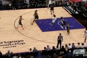 太稳了！哈珀突破背后运球过掉防守 上篮打成2+1