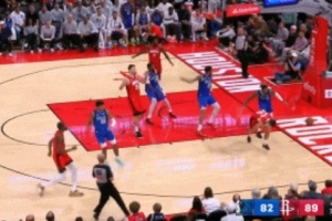 这操作下饭！谢泼德快攻机会能传不传杀篮下 果然直接踉跄失误