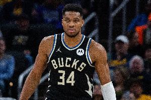 打得心累！字母哥14中9拿到22分8板3助1帽